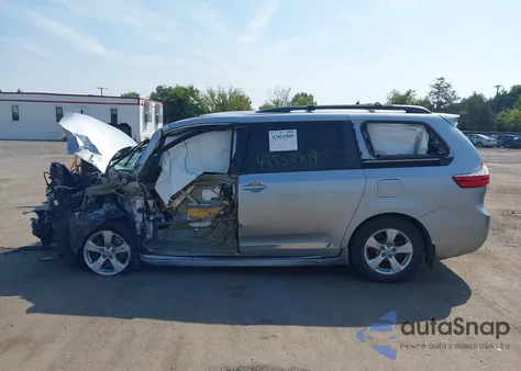 2017 Toyota Sienna Le 8 Passenger z USA, uszkodzony, nr VIN 5TDKZ3DC3HS771467